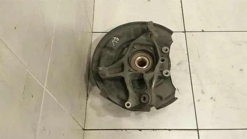 Mercedes CLS63 AMG W219 Left Rear Hub A2113504508 Wheel Bearing Housing Rear Left