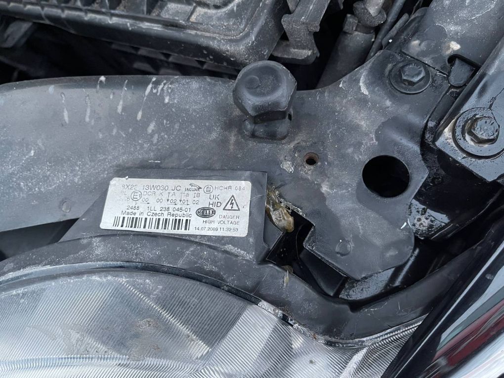C2Z13833 Headlight left JAGUAR XF (X250, CC9) (2008-2015)