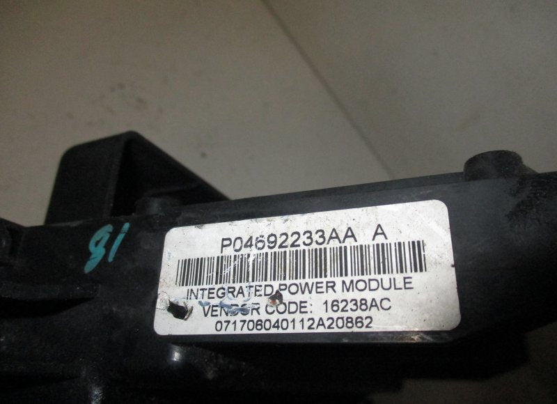 P04692233AA Fuse box CHRYSLER 300C I (2004-2010)