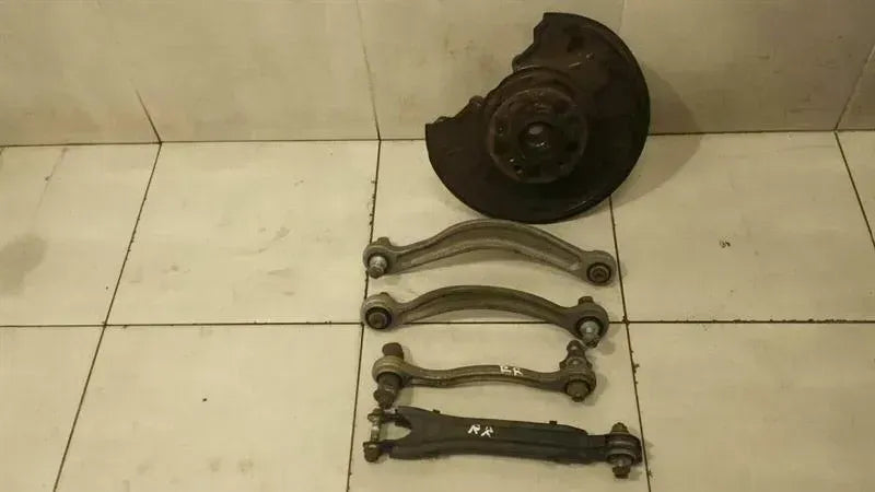 MERCEDES C63 AMG W204 SUSPENSION A2043503208 Wheel Bearing Housing Rear Right AXLE