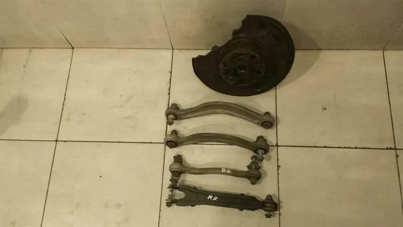 MERCEDES C63 AMG W204 SUSPENSION A2043503208 Wheel Bearing Housing Rear Right AXLE