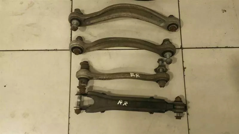 MERCEDES C63 AMG W204 SUSPENSION A2043503208 Wheel Bearing Housing Rear Right AXLE
