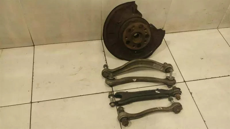 Mercedes C63 W204 Left Rear Hub A2043503108 Wheel Bearing Housing Rear Left
