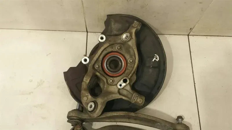 Mercedes C63 W204 Left Rear Hub A2043503108 Wheel Bearing Housing Rear Left