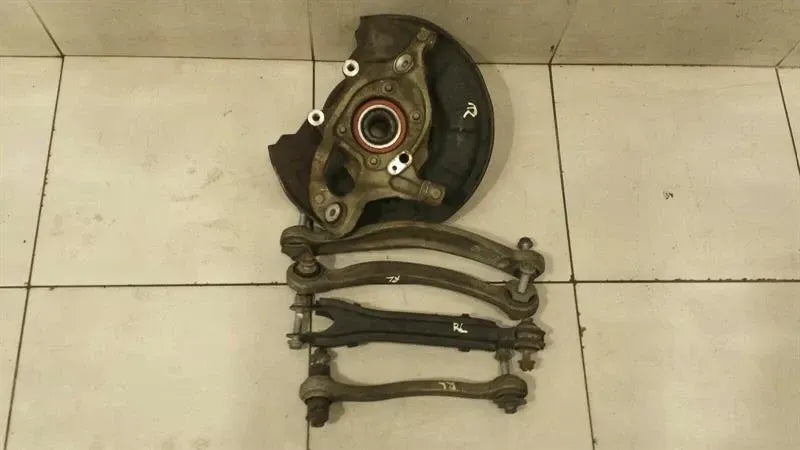 Mercedes C63 W204 Left Rear Hub A2043503108 Wheel Bearing Housing Rear Left