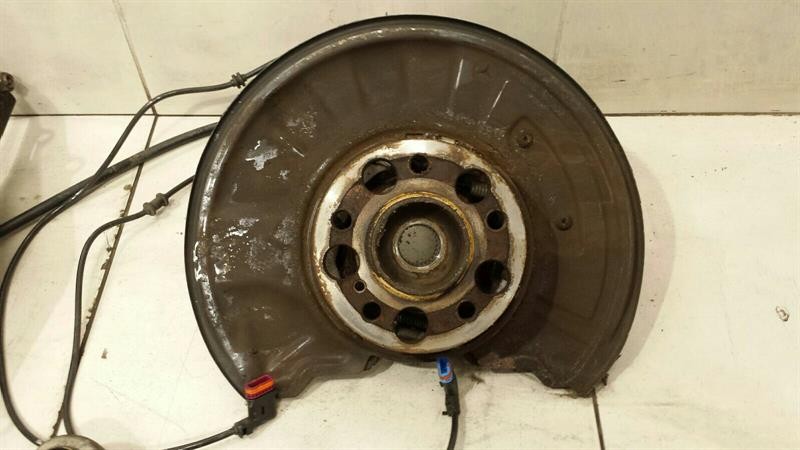 Mercedes C Class W204 C63 AMG RRH Hub A2043501441 Wheel Bearing Housing Rear Right