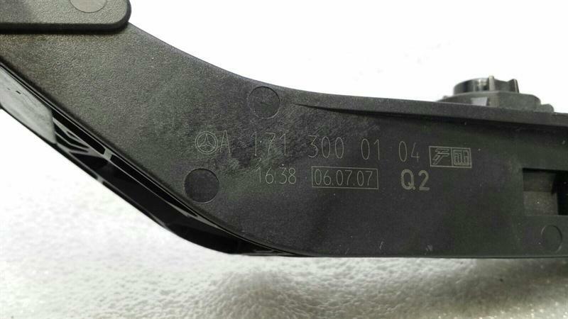 Mercedes CLS63 AMG W219 Gas Pedal (Electrical) A1713000104 Accelerator Pedal