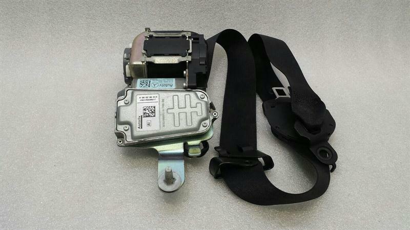 Mercedes E W212 left front seatbelt A2128606585 seat belt front left