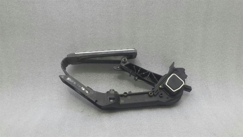 Mercedes CLS W219 W211 Gas Pedal (Electrical) A2113000704 Accelerator Pedal AMG