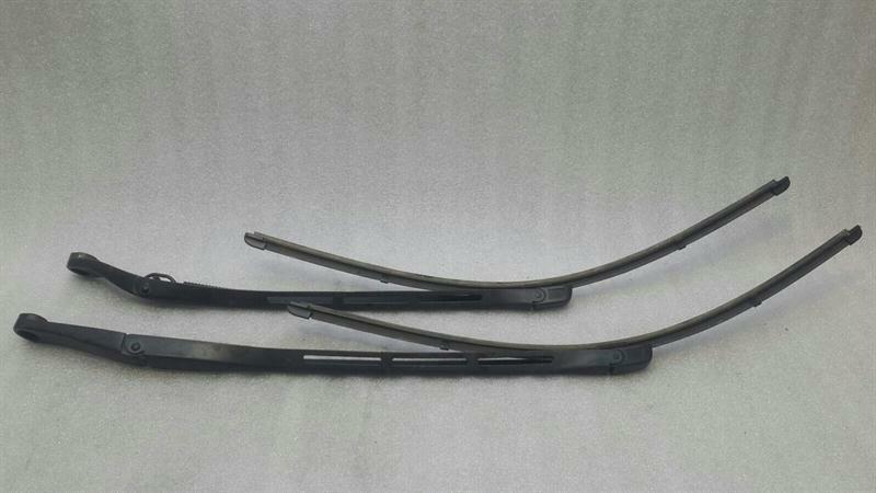 Bentley Continental GT W12 RHD wiper arm set 3W2955409 right hand drive.
