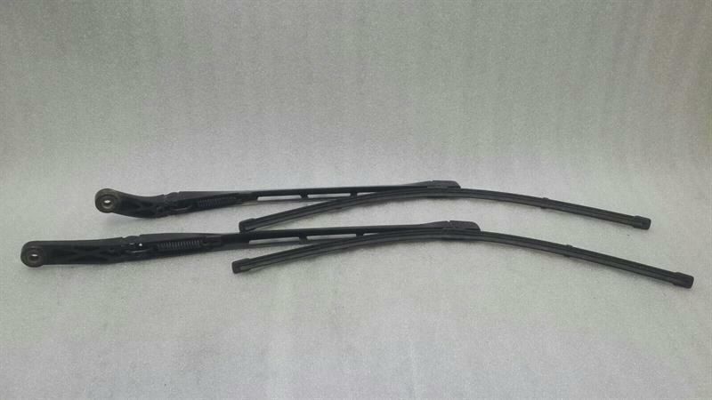 Bentley Continental GT W12 RHD wiper arm set 3W2955409 right hand drive.