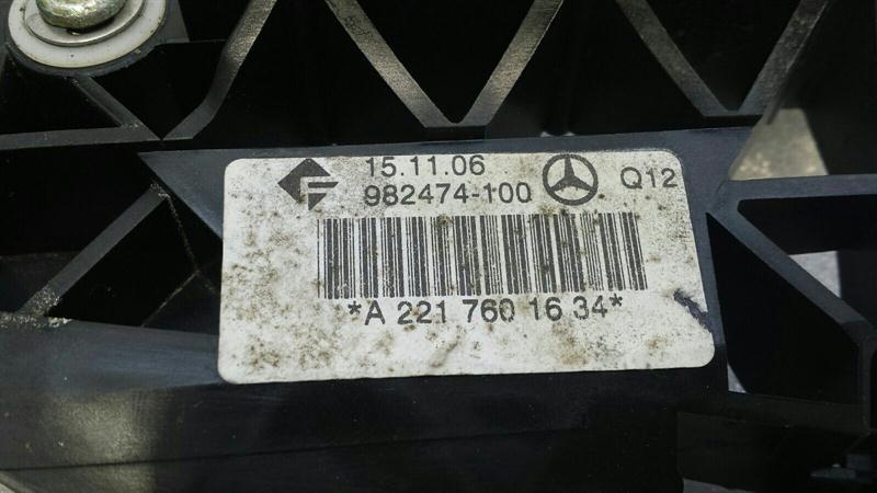 Mercedes S-Class W221 Rear Right Handle Carrier A2217601634 Door Handle Carrier HR