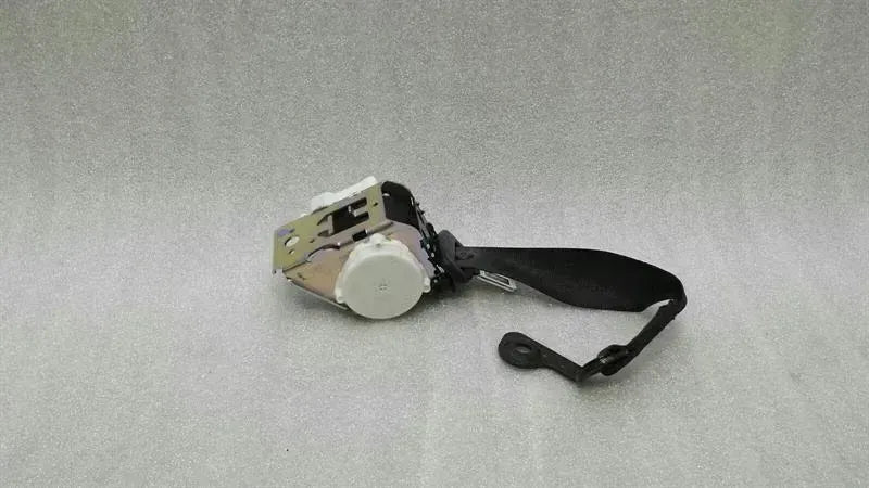 Mercedes C Class W204 rear seat belt A2048600085 seat belt belt rear