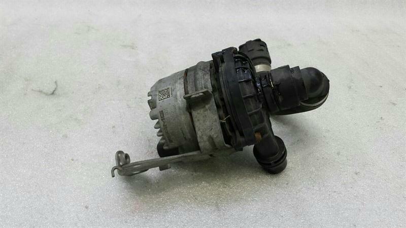 Mercedes C Class W205 Additional Cooling Pump A0005002586 Coolant Pump OM651