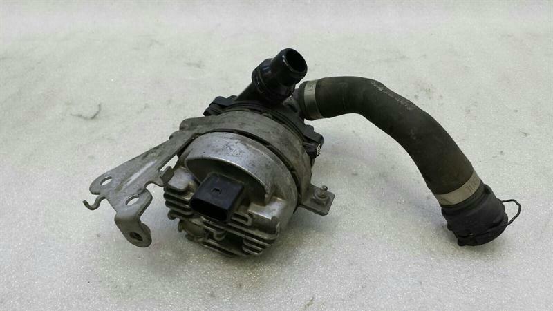 Mercedes C Class W205 Additional Cooling Pump A0005002586 Coolant Pump OM651