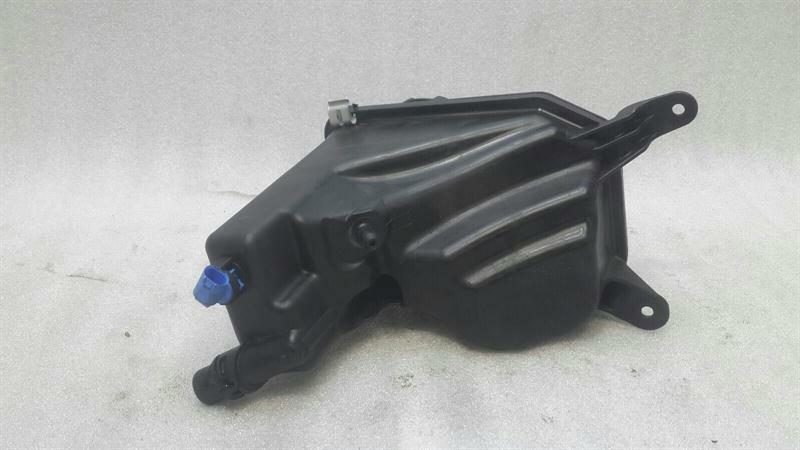 BMW Z4 E89 expansion tank 17137640514 balancing tank cooling water