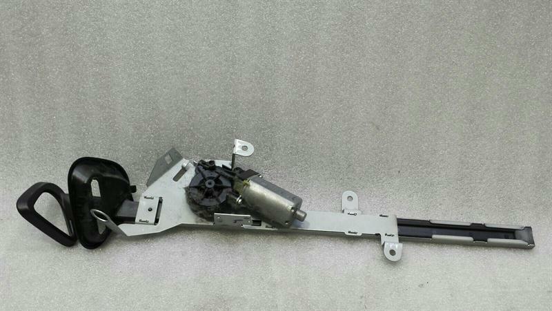 Mercedes CLK W209 Right Seatbelt Feeder A2098600282 Seat Belt Retainer Right