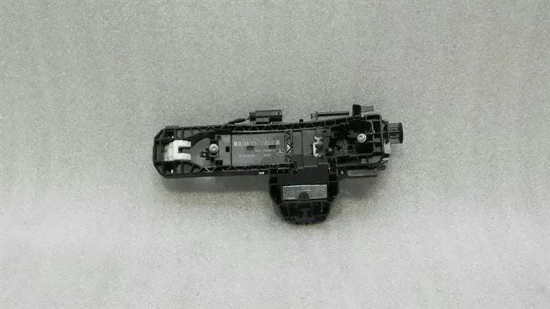 Mercedes CLS W218 door handle carrier front A2047602334 FLH door handle carrier