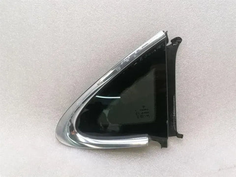 Porsche Taycan 9J right rear glass 9J1845298R door glass rear RH damaged