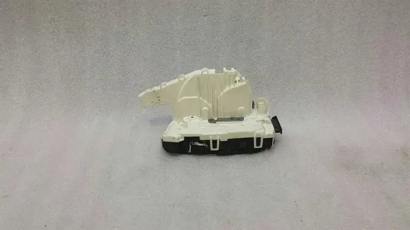 Mercedes C Class W204 Left Door Lock A2047203735 Left Door Lock