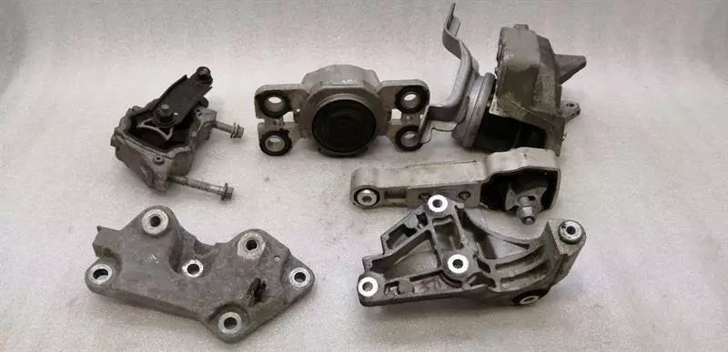 LAND ROVER RANGE ROVER EVOQUE Engine Mount LR024730 Motor Mount LR030745