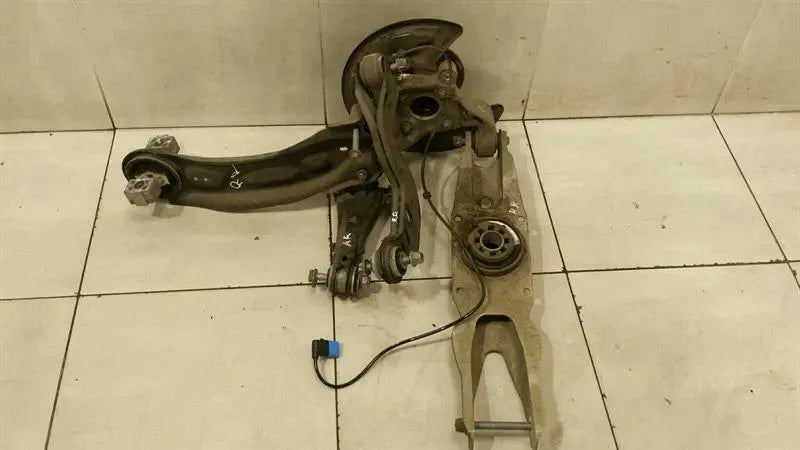 Mercedes X156 Right Rear Hub A2463503441 Wheel Bearing Housing Rear Right 4 MATIC