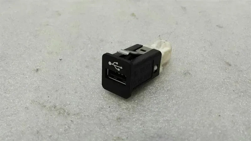 BMW 5 Series F10 528i USB Input 9237656 Audio Control Unit