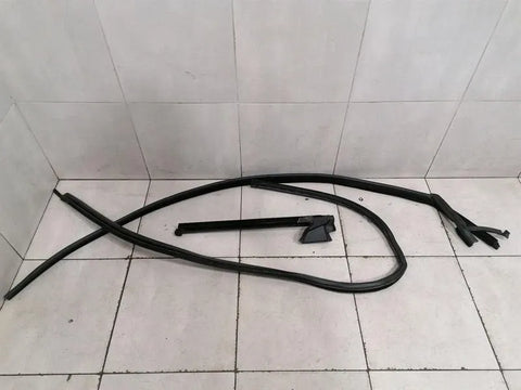 ROLLS ROYCE WRAITH RR5 COUPE Right Door Seal 51727376404 Right Door Seals -