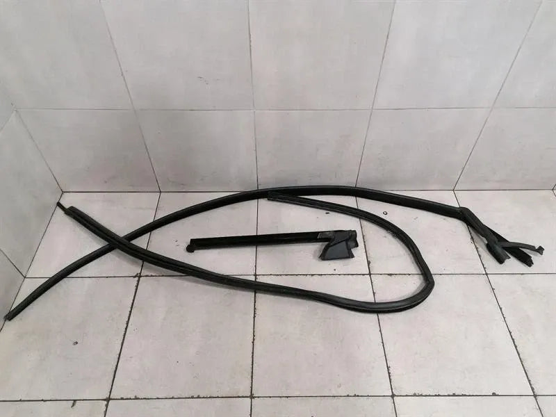 ROLLS ROYCE WRAITH RR5 COUPE Right Door Seal 51727376404 Right Door Seals -
