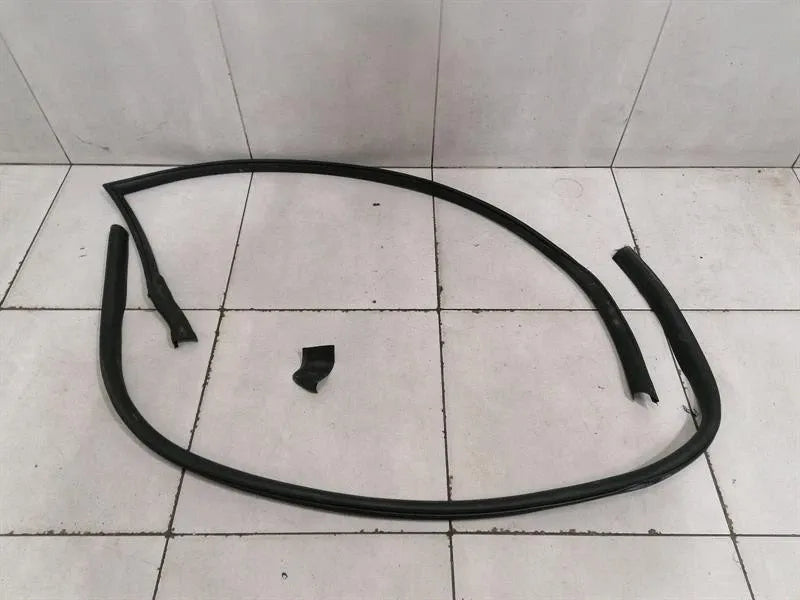 Aston Martin DBS SUPERLEGGERA AM7 Right Door Seal HY53-C20708-AC Door Seals -