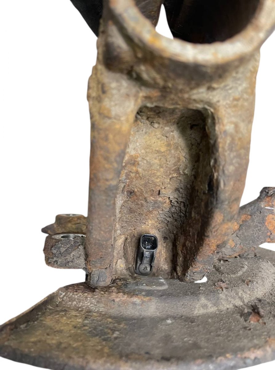 Wheel bearing housing front left VOLVO XC60 I (2008-2017)