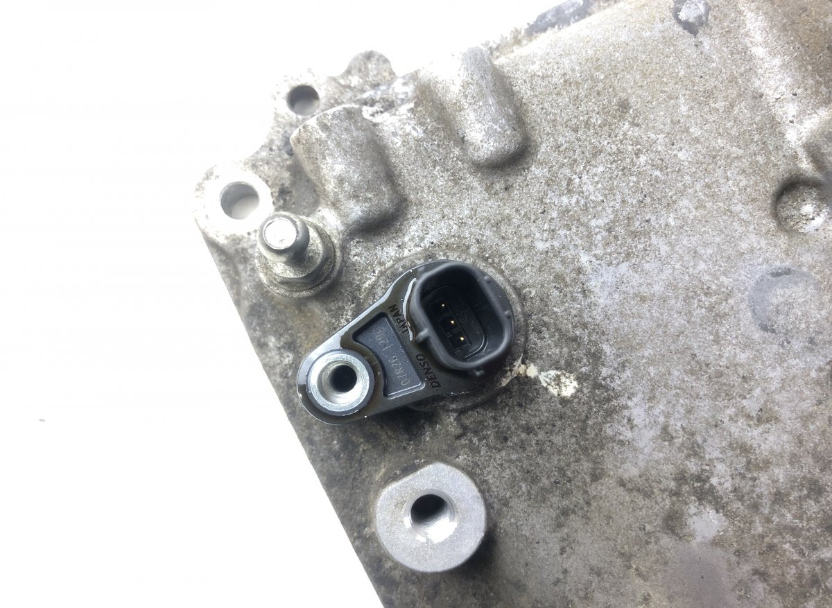 112010T090 1120137040 Cylinder head valve cover TOYOTA AURIS (E18) 2012-2018