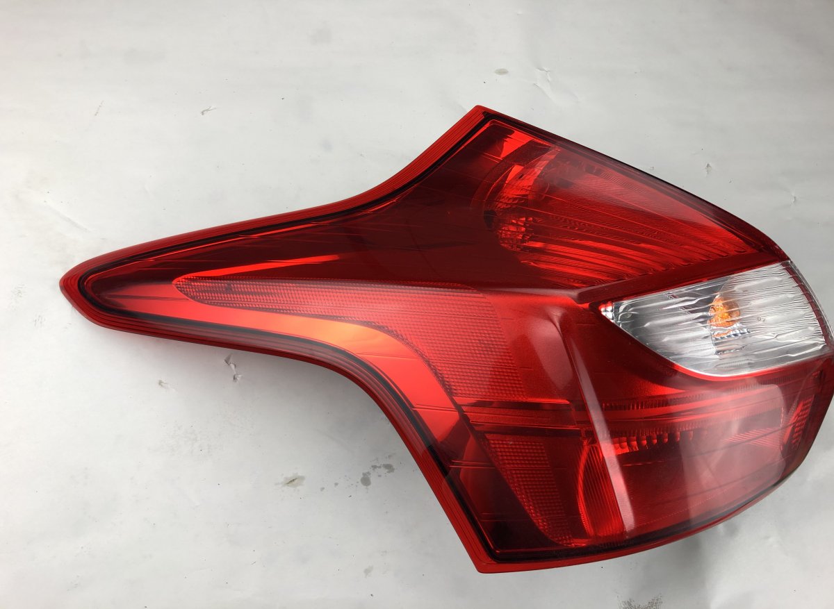 Tail light left FORD FOCUS III (2010-2018)