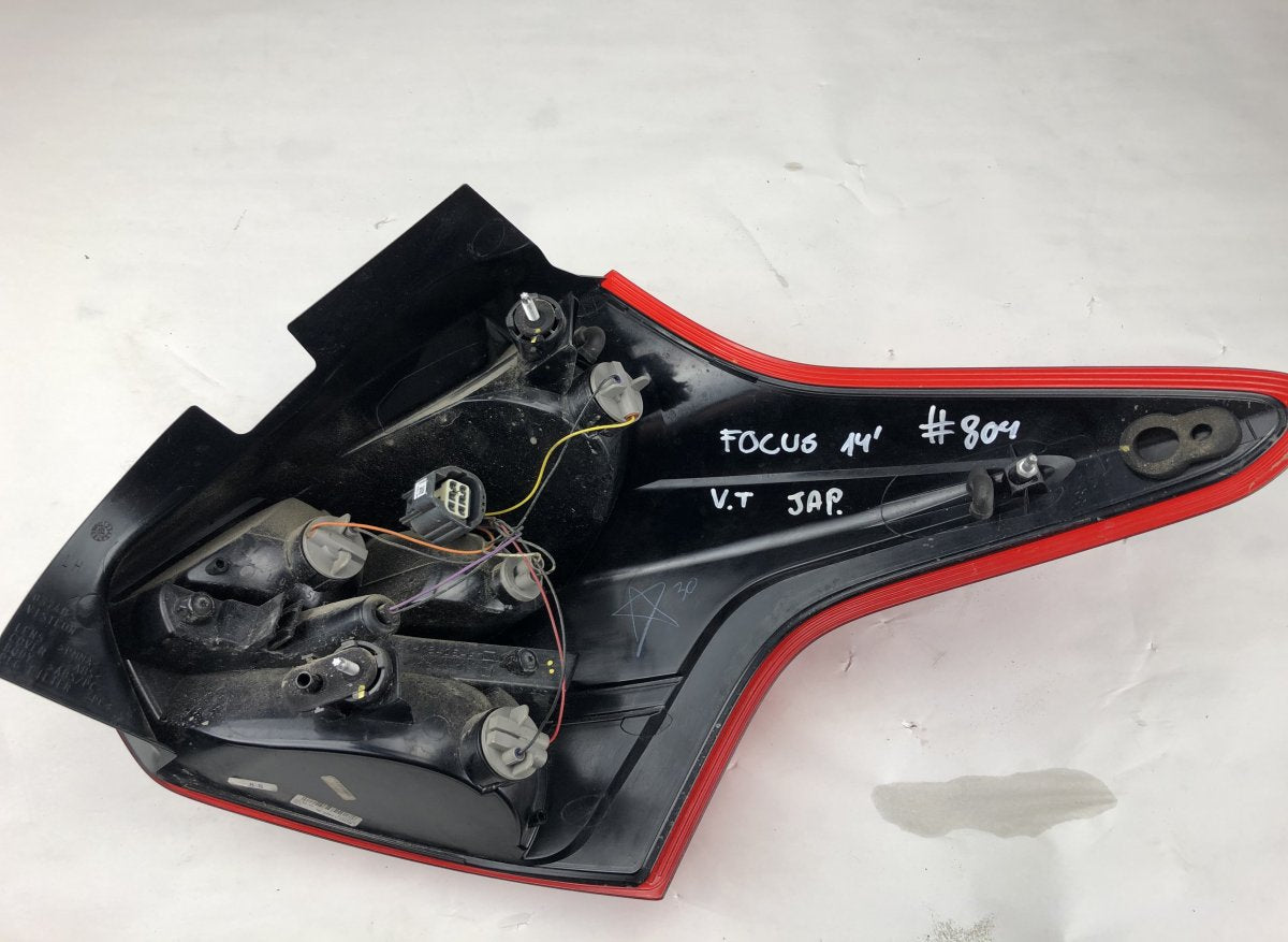 Tail light left FORD FOCUS III (2010-2018)