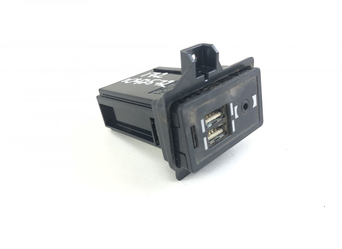 8619011010 Audio input / USB socket LEXUS ES VII (2018-)