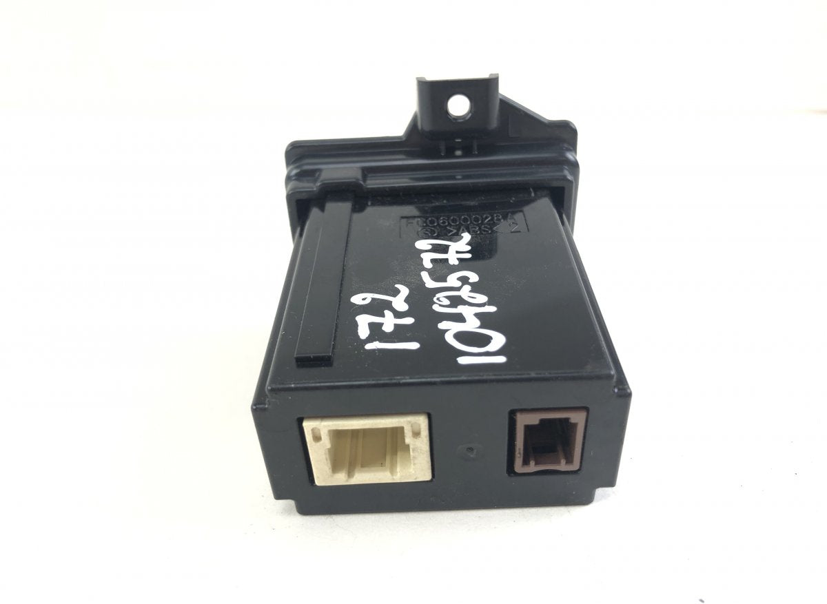 8619011010 Audio input / USB socket LEXUS ES VII (2018-)