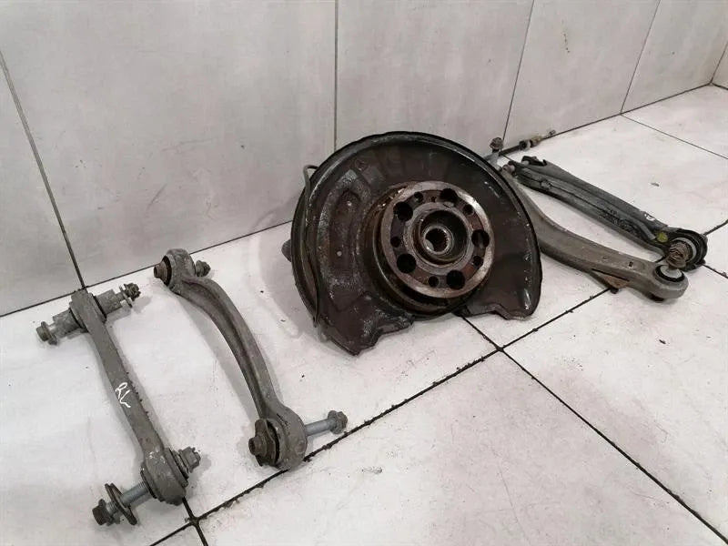 Mercedes C Class W204 Left Rear Hub A2043501341 Wheel Bearing Housing Rear Left -