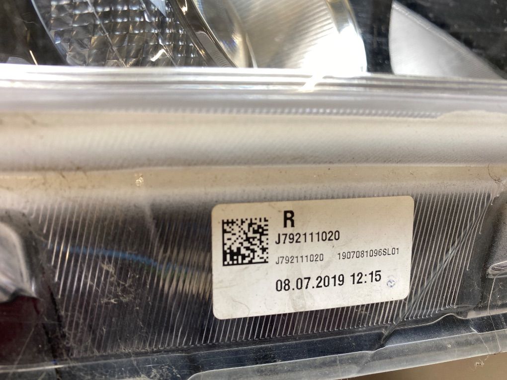 92102J7060 Headlight right KIA CEED III (CD) (2018-)