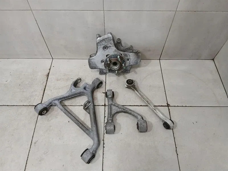 Aston Martin DB9 COUPE Right Rear Hub 8D33-5A970-AB Wheel Bearing Housing Rear Re